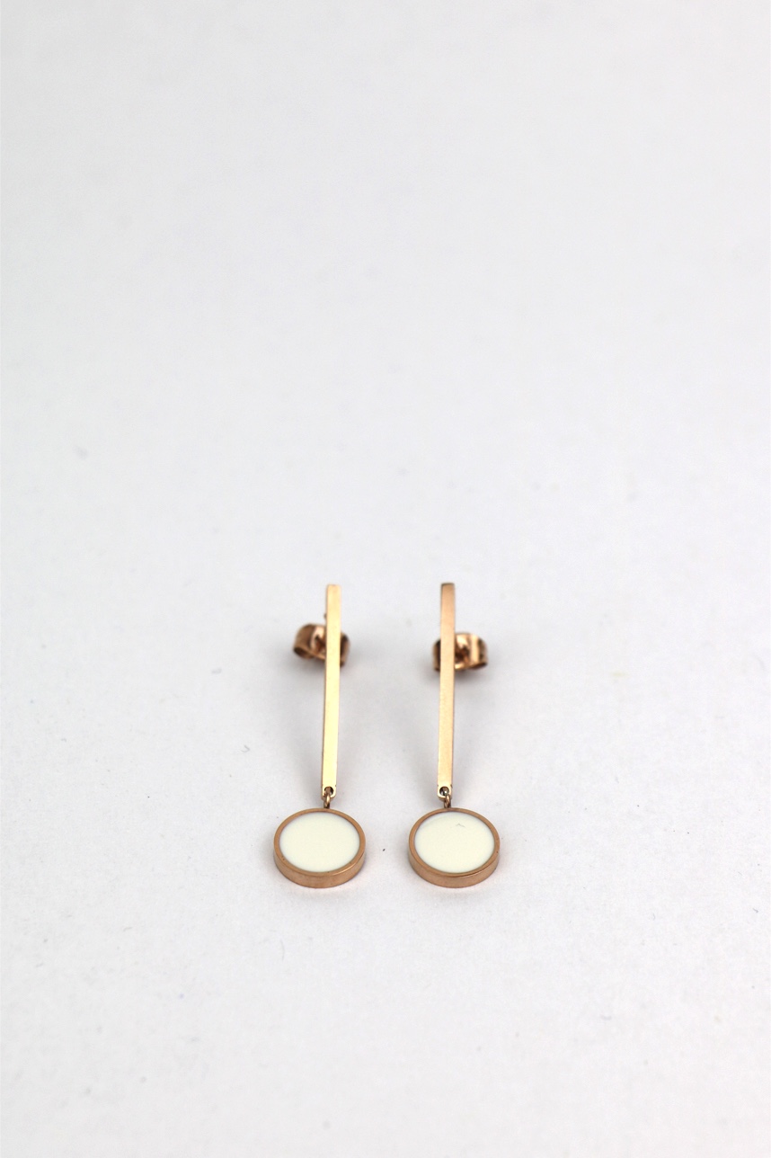 Boucles d’oreilles pendante doré-rose et émail blanc – Image 4