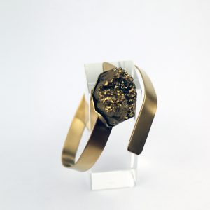 Bracelet plaqué or avec pierre semi précieuse dorée