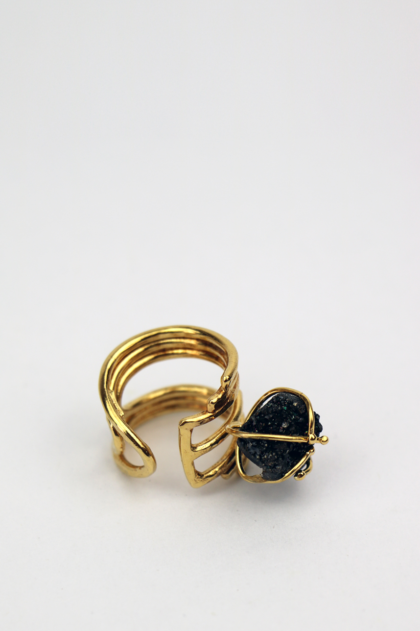 Bague graphique plaqué OR avec pierre semi précieuse Noire – Image 4