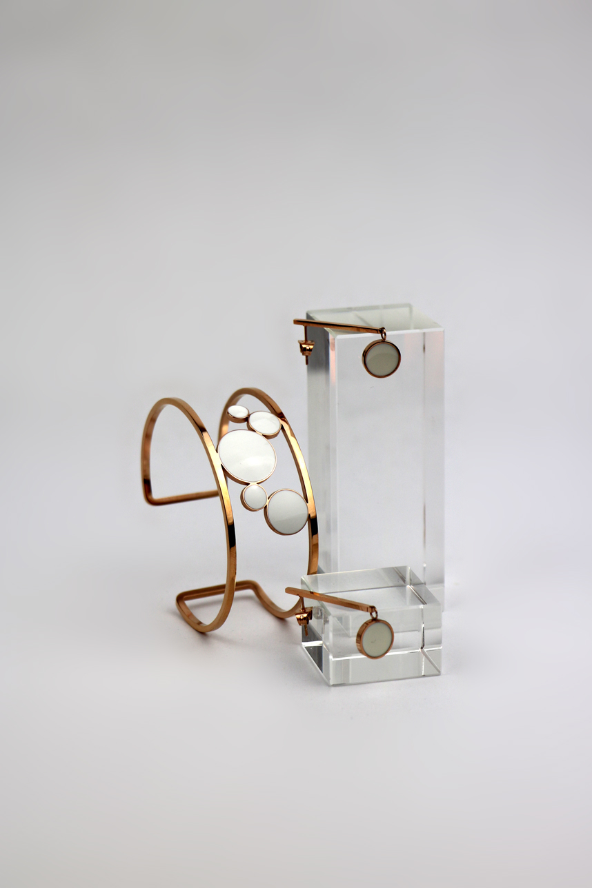 Boucles d’oreilles pendante doré-rose et émail blanc – Image 3