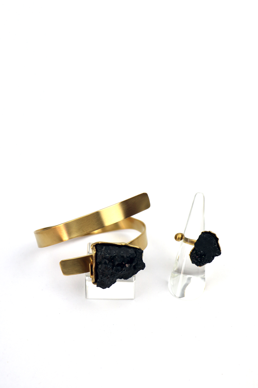 Bague plaqué or avec pierre semi précieuse noire – Image 6