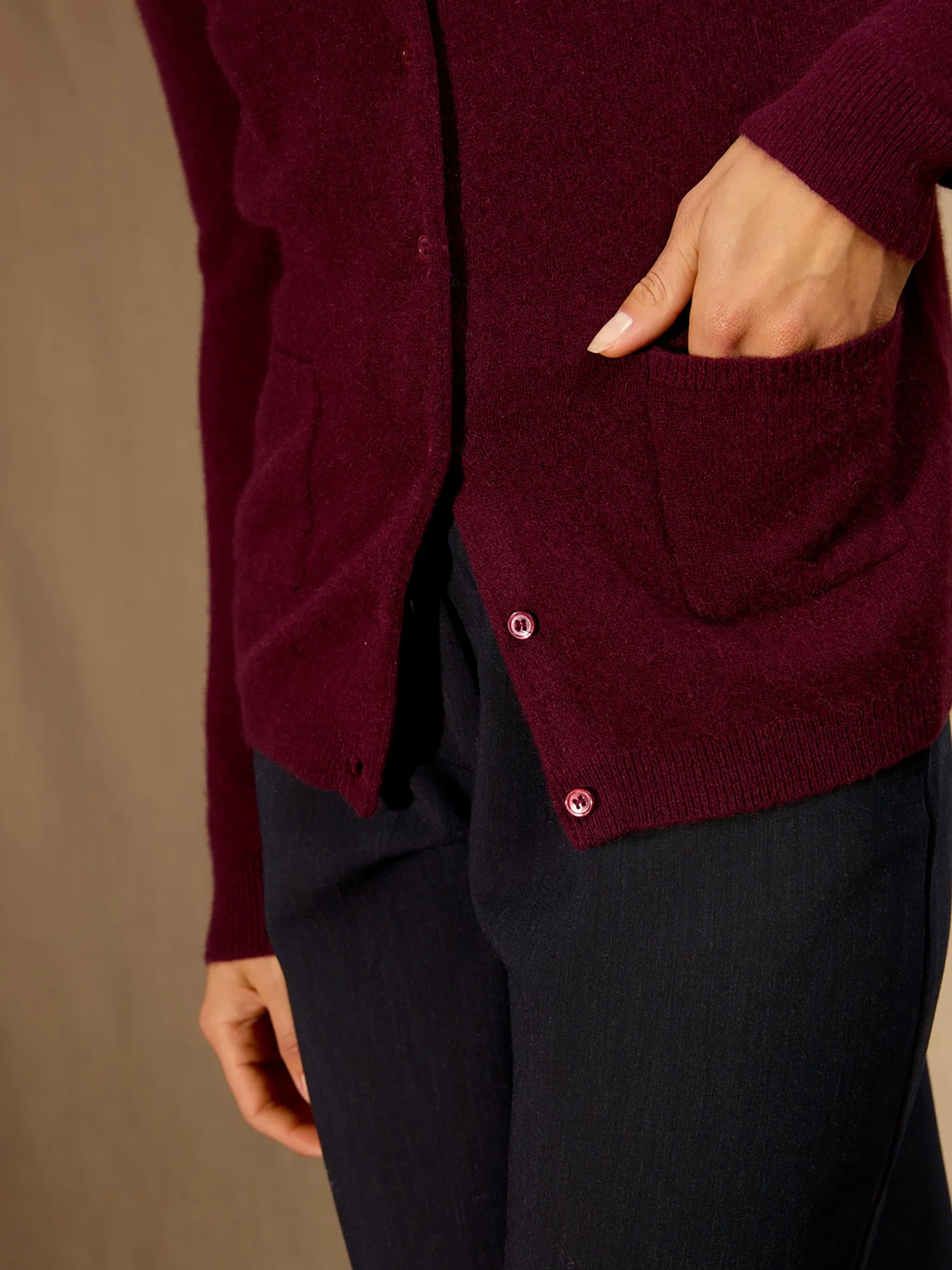 AMY cardigan col rond mûre 100% cachemire – Image 3