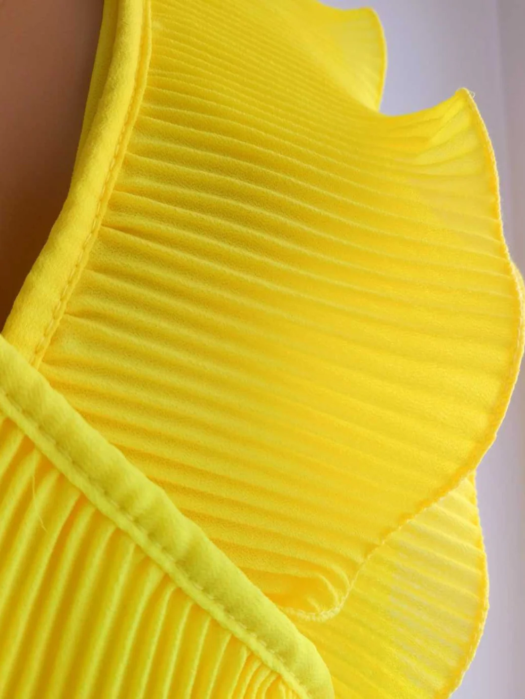 Combinaison JAUNE plissée à volants avec ceinture – Image 6