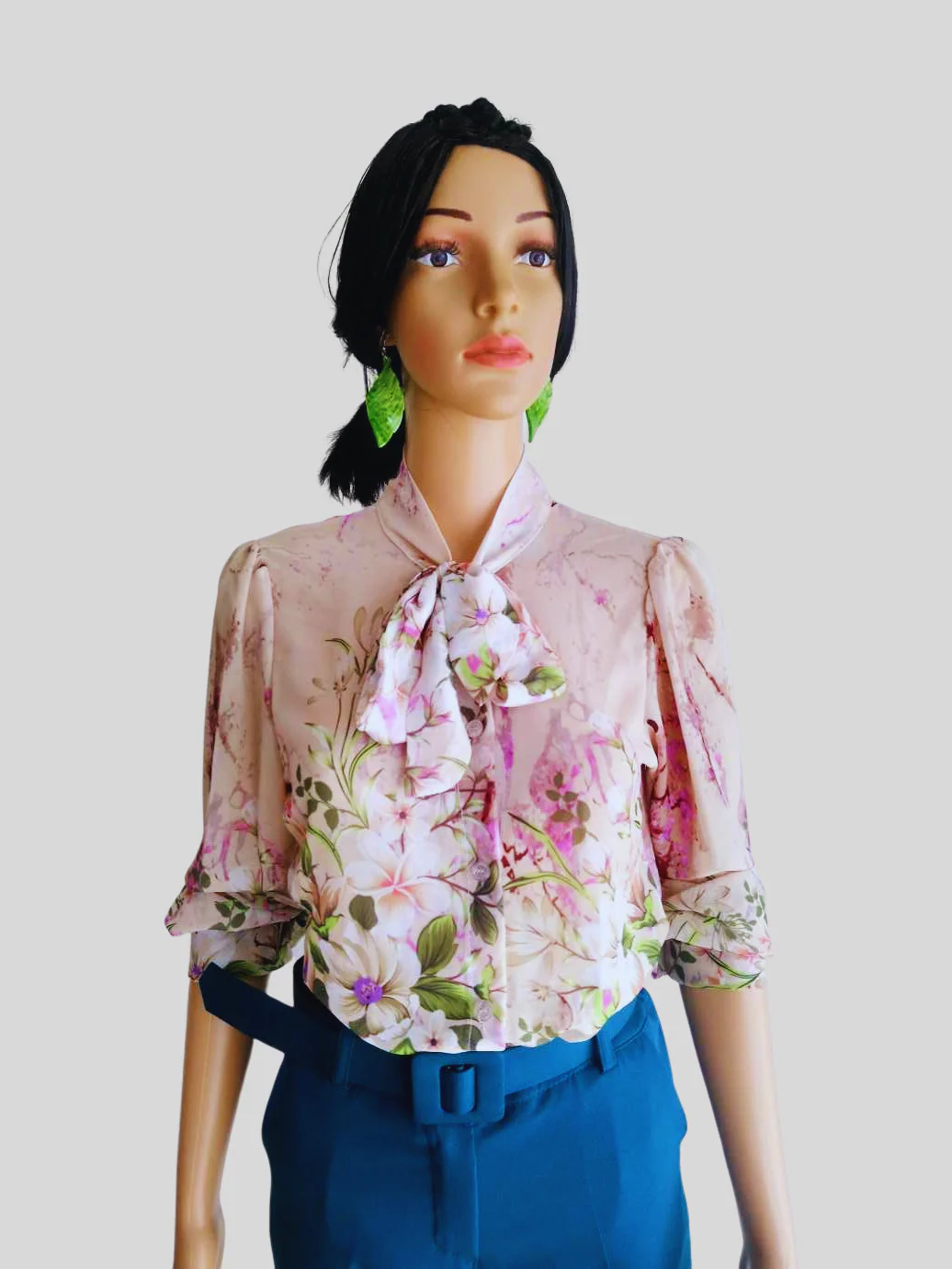 Blouse BEIGE à fleurs à nouer – Image 3