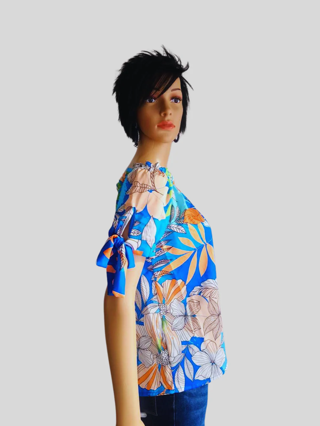 Blouse BLEUE imprimée à fleurs à nouer – Image 3