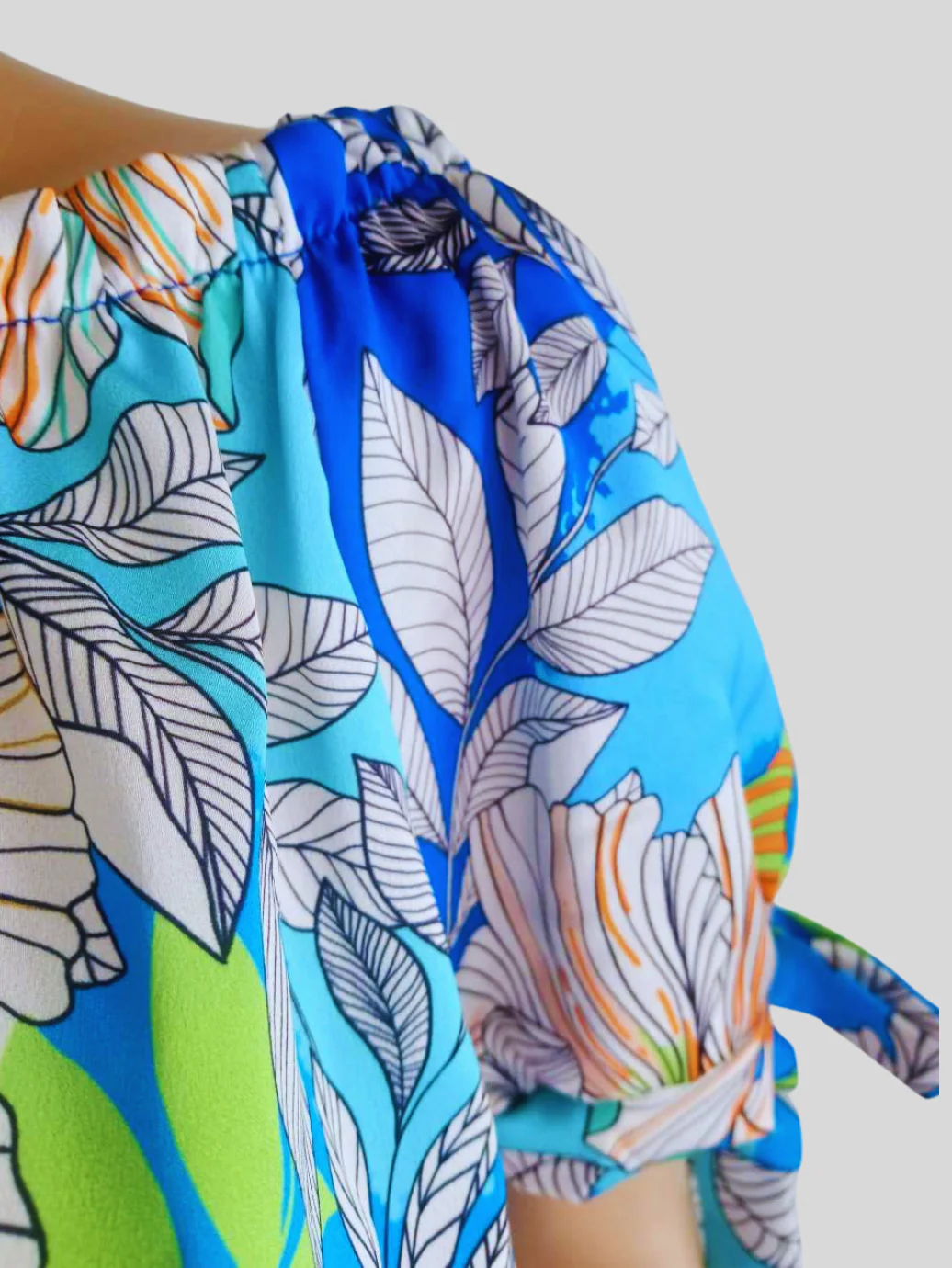 Blouse BLEUE imprimée à fleurs à nouer – Image 5