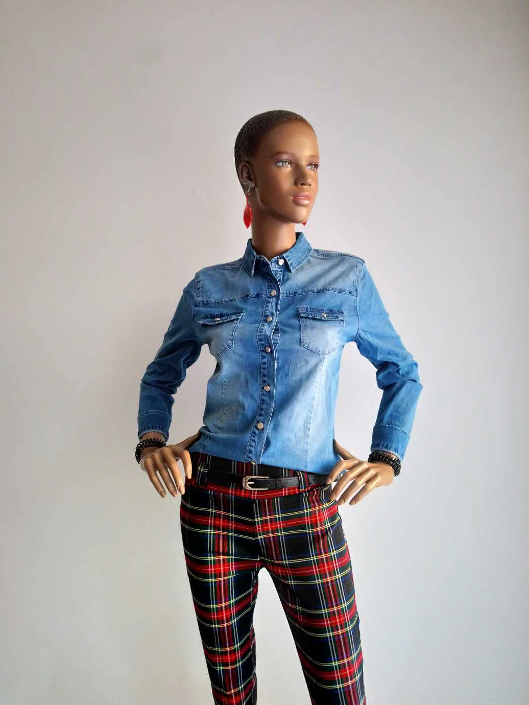 Pantalon à carreaux écossais ROUGE/NOIR femme – Image 3