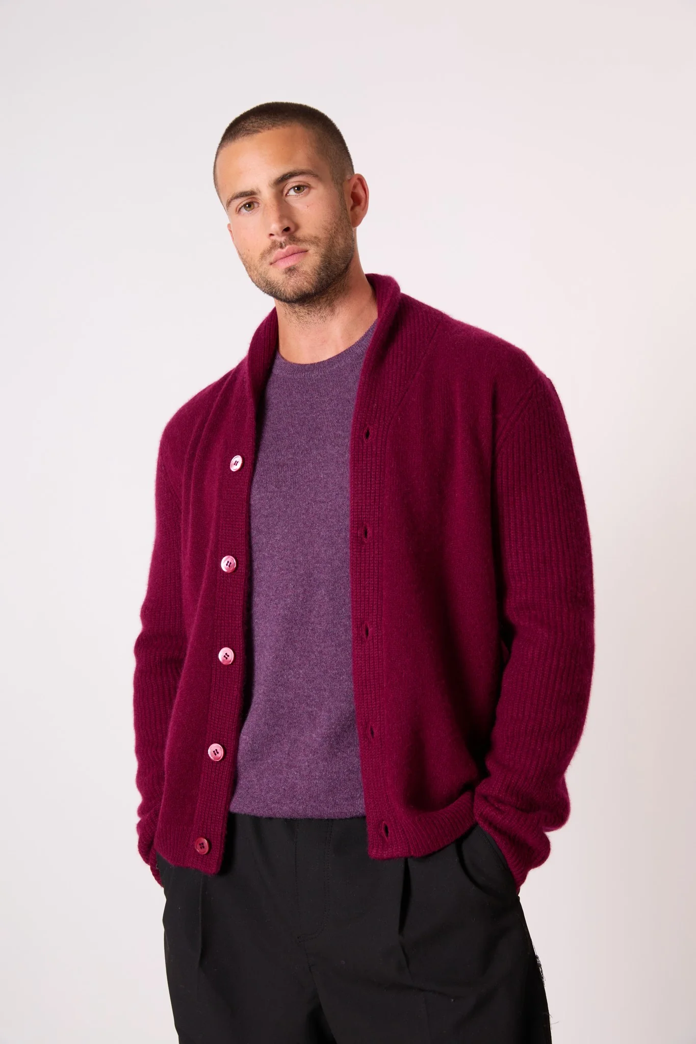 GILMOUR veste boutonnée col châle 4 fils bordeaux 100% cachemire – Image 3