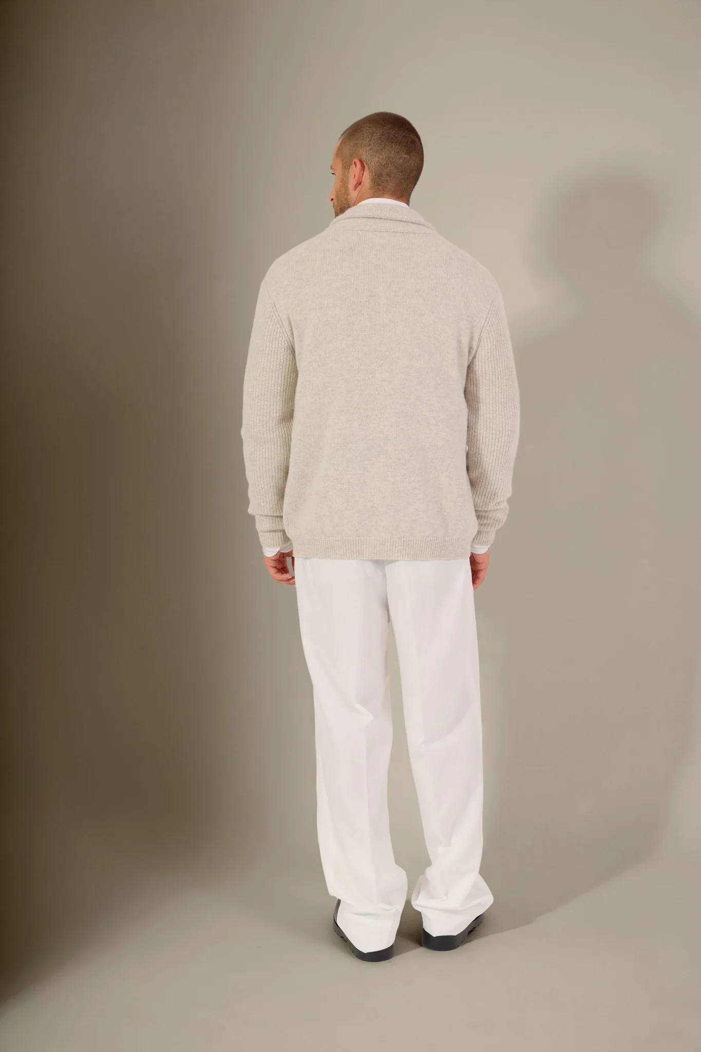 GILMOUR veste boutonnée col châle 4 fils gris perle chiné 100% cachemire – Image 4