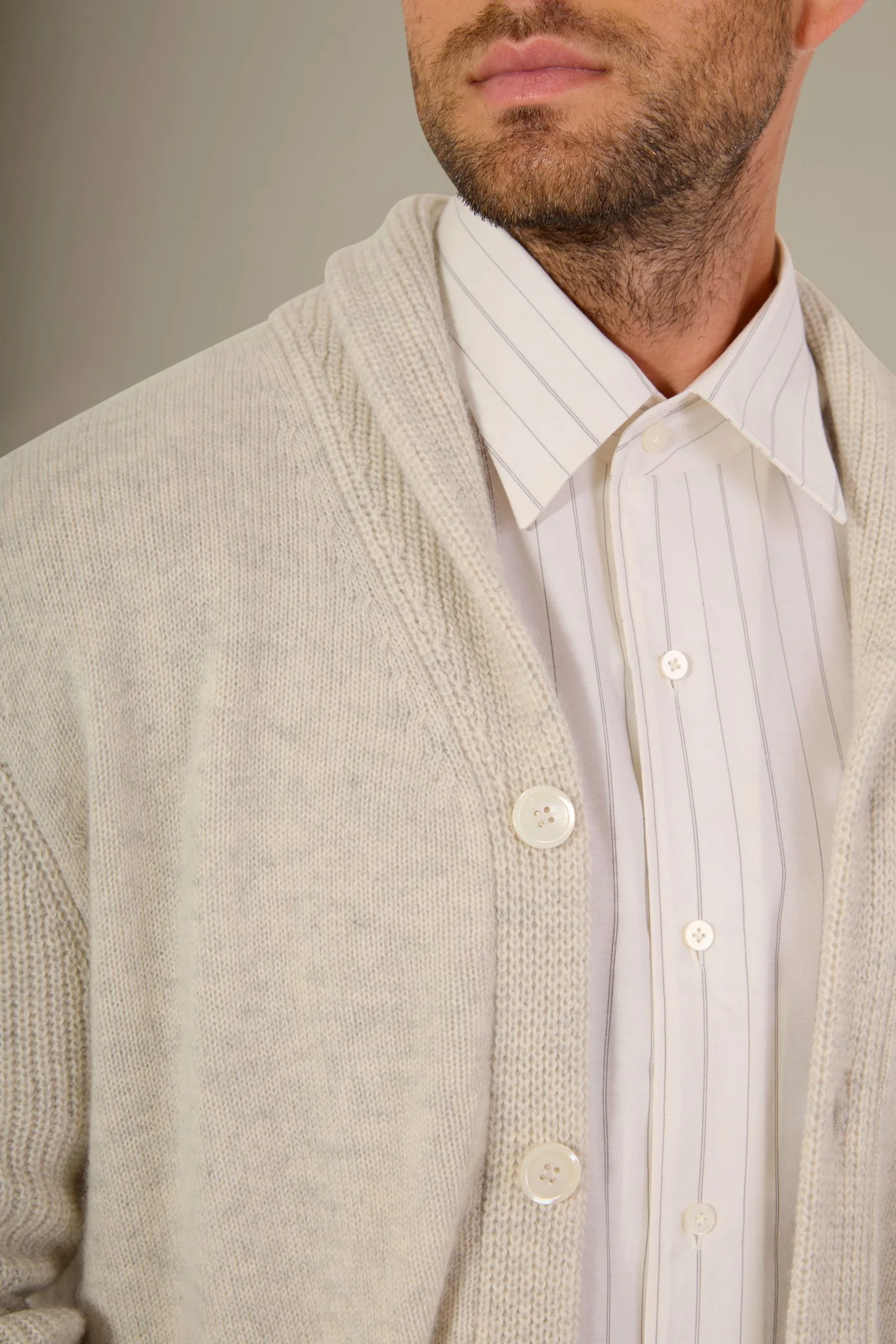 GILMOUR veste boutonnée col châle 4 fils gris perle chiné 100% cachemire – Image 5