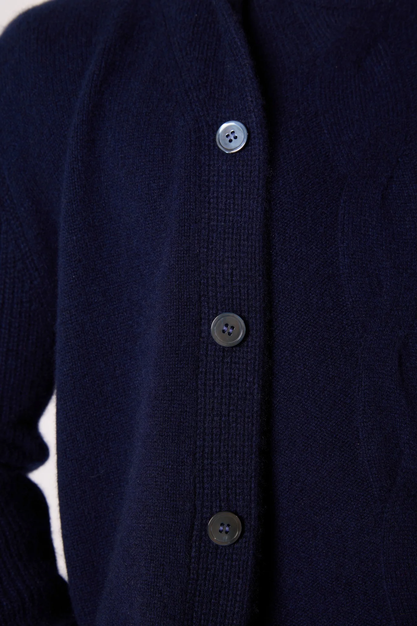 GILMOUR veste boutonnée col châle 4 fils navy 100% cachemire – Image 5