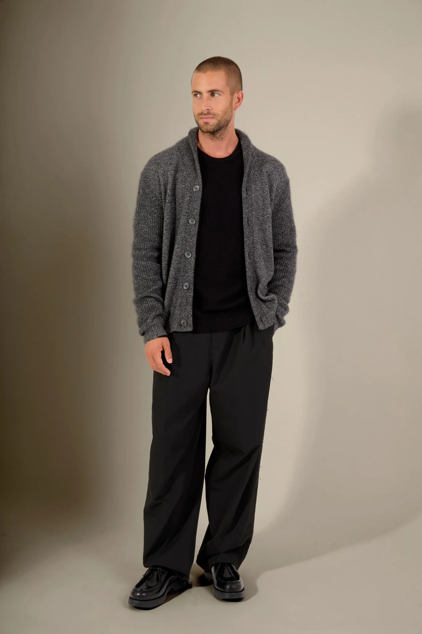 GILMOUR veste boutonnée col châle 4 fils noir/blanc 100% cachemire