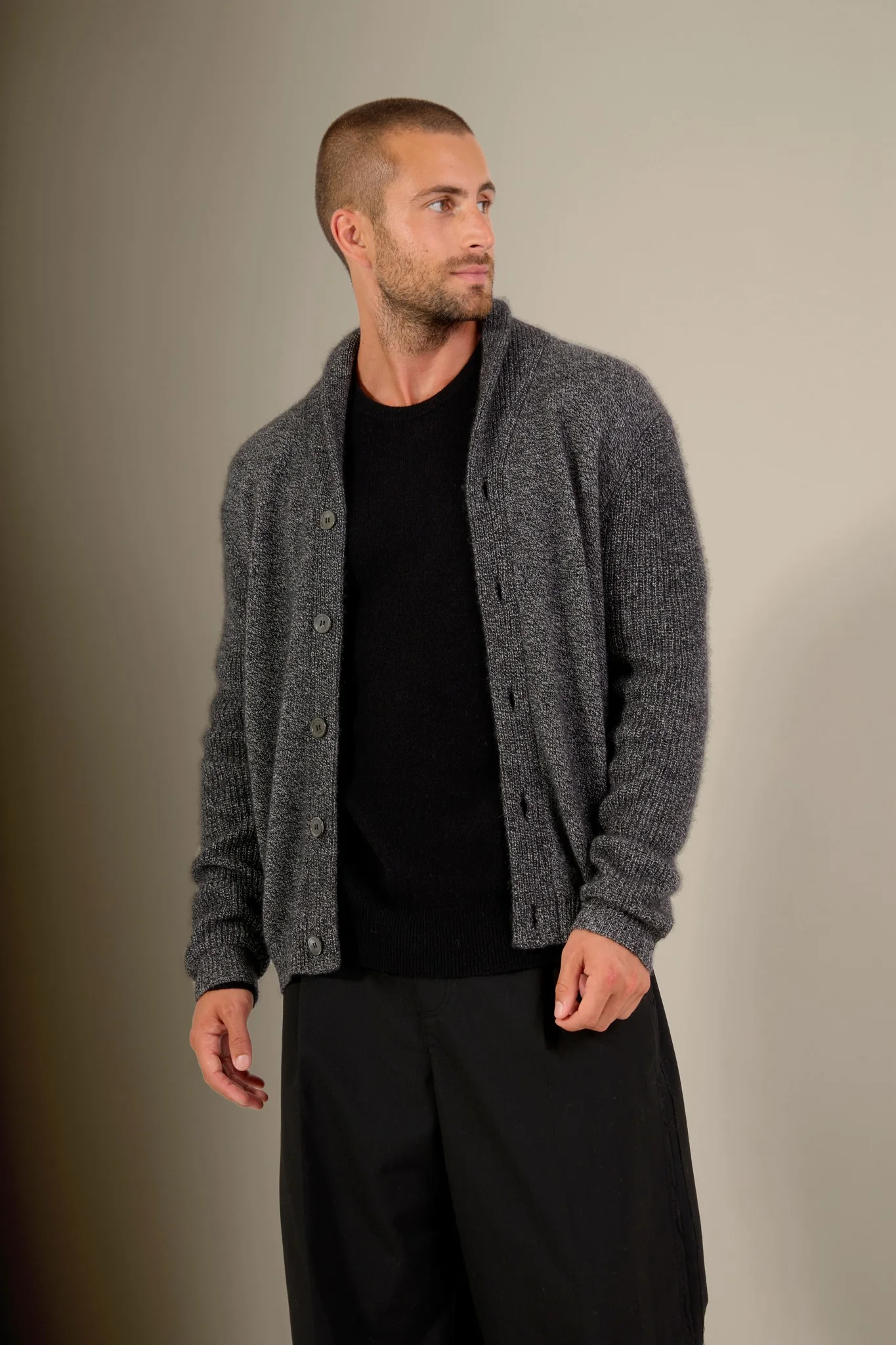 GILMOUR veste boutonnée col châle 4 fils noir/blanc 100% cachemire – Image 5