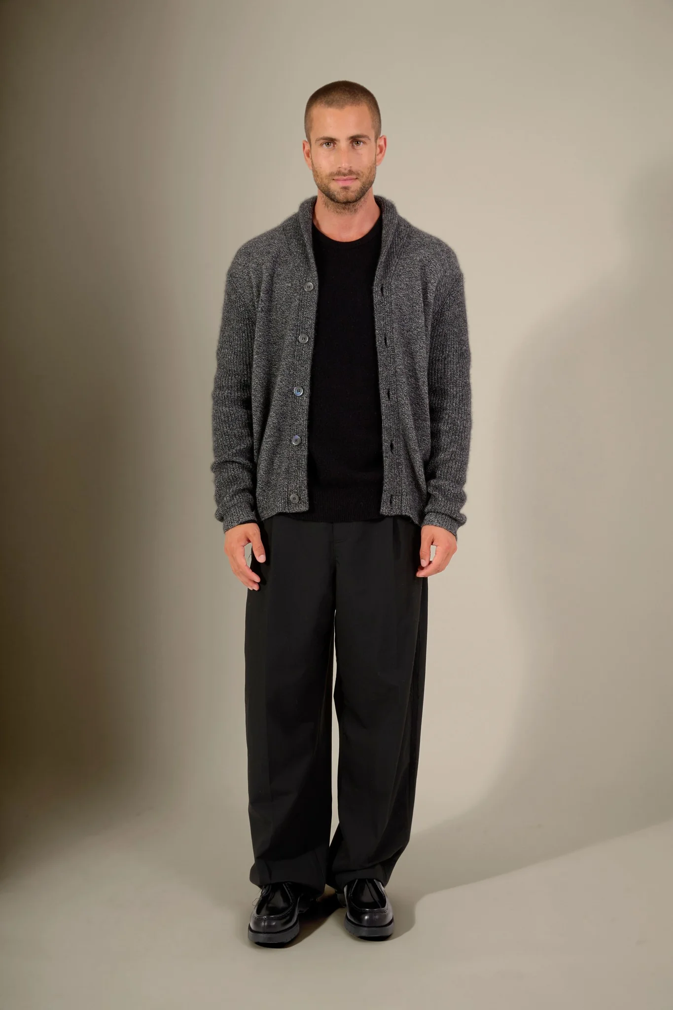 GILMOUR veste boutonnée col châle 4 fils noir/blanc 100% cachemire – Image 6