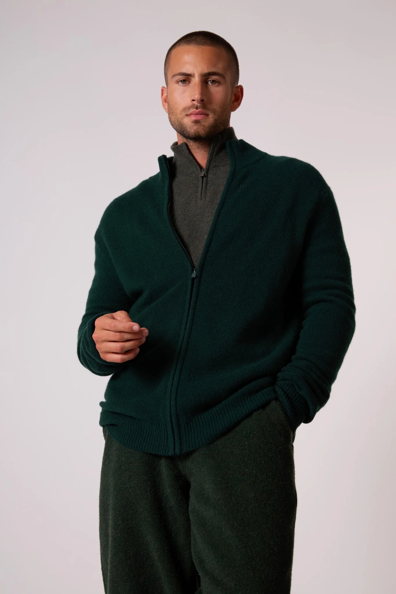 LEO gilet zippé col camionneur 4 fils cyprès 100% cachemire – Image 3
