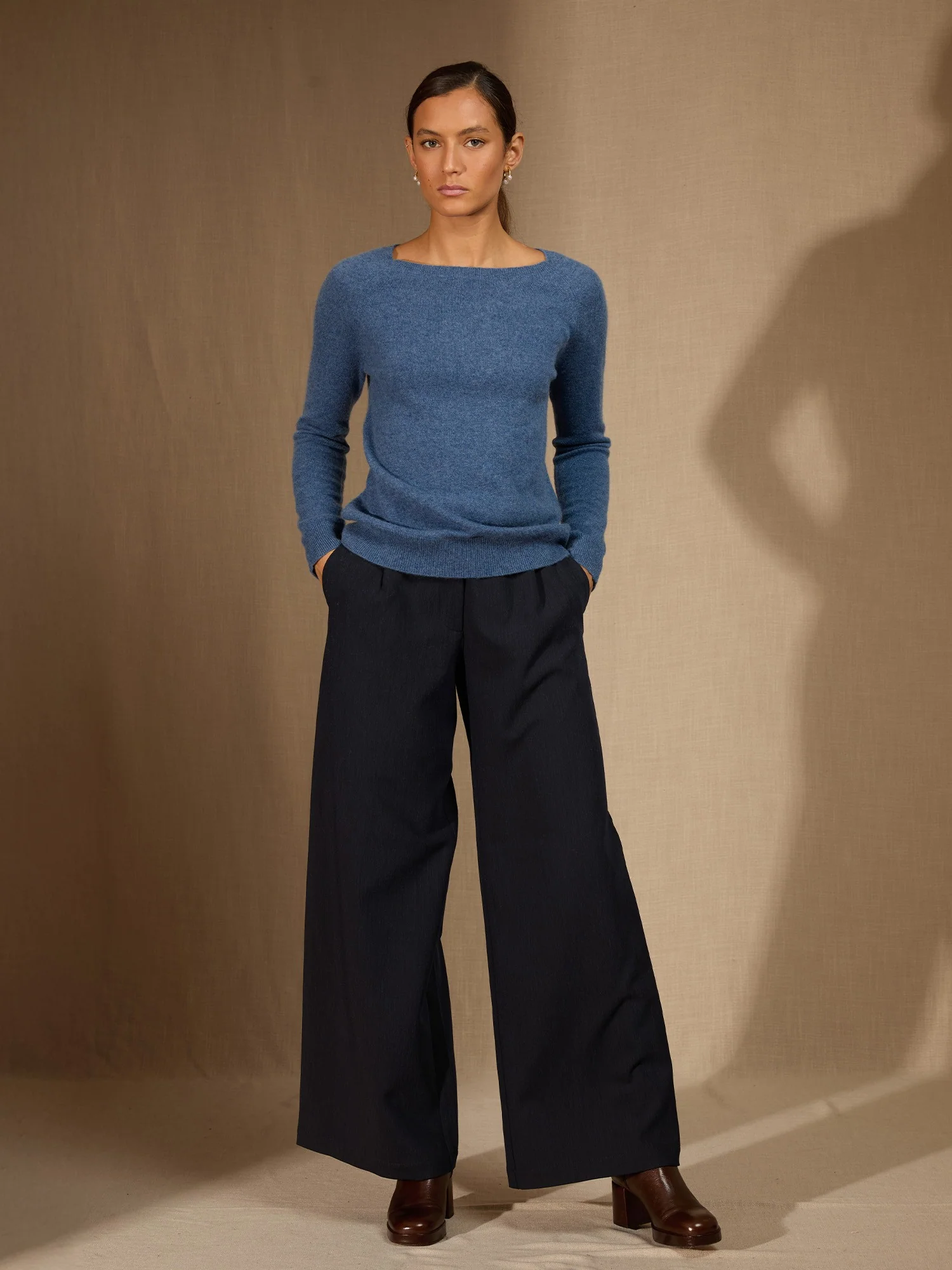 LESLIE pull col bateau goutte dos bleu denim 100% cachemire – Image 3