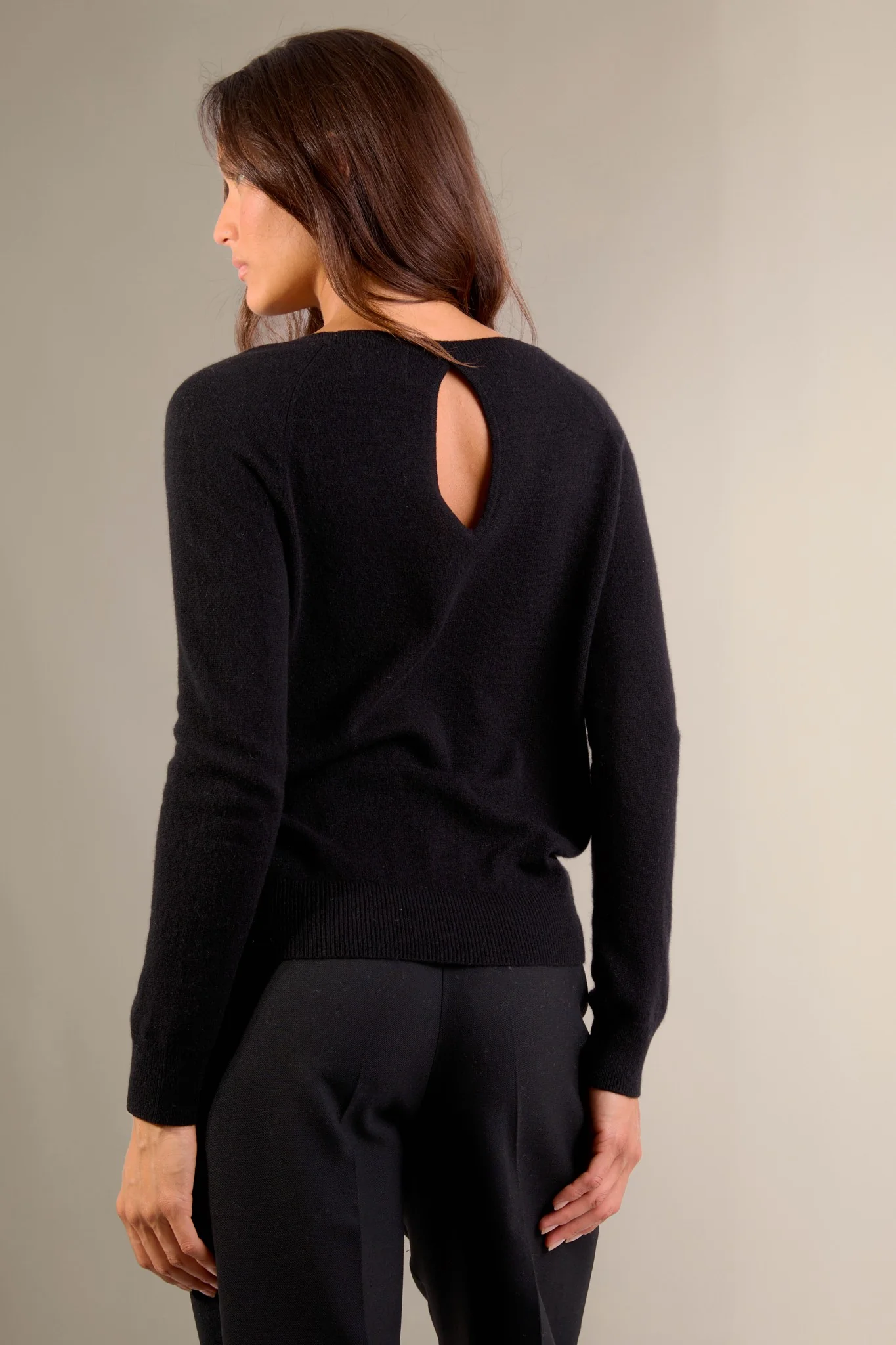 LESLIE pull col bateau goutte dos noir 100% cachemire