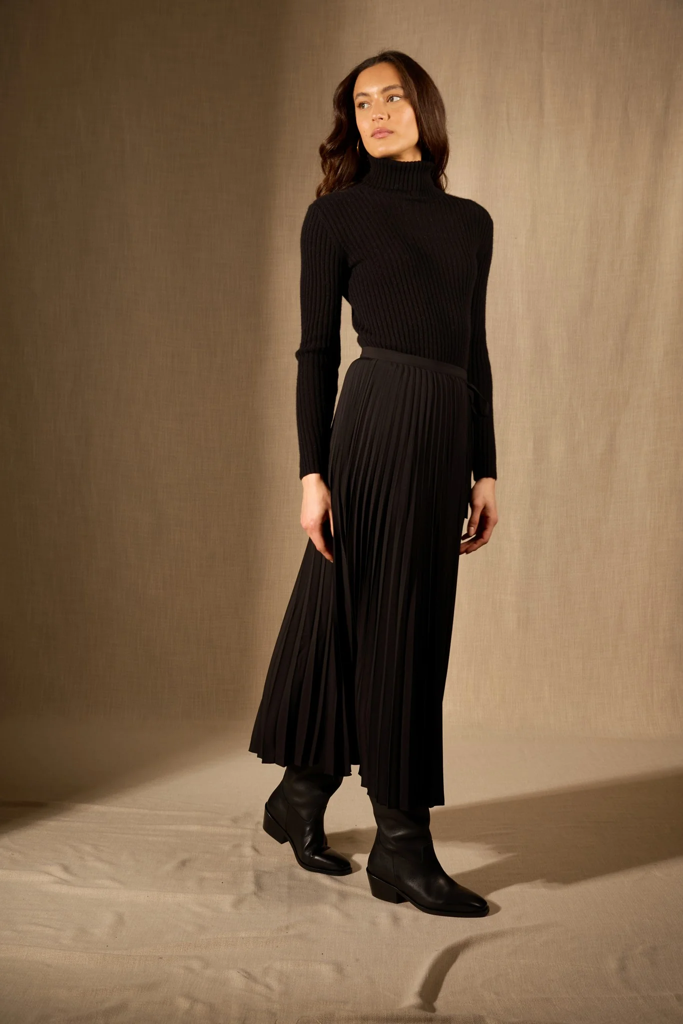 LIORA pull col roulé noir 100% cachemire – Image 3