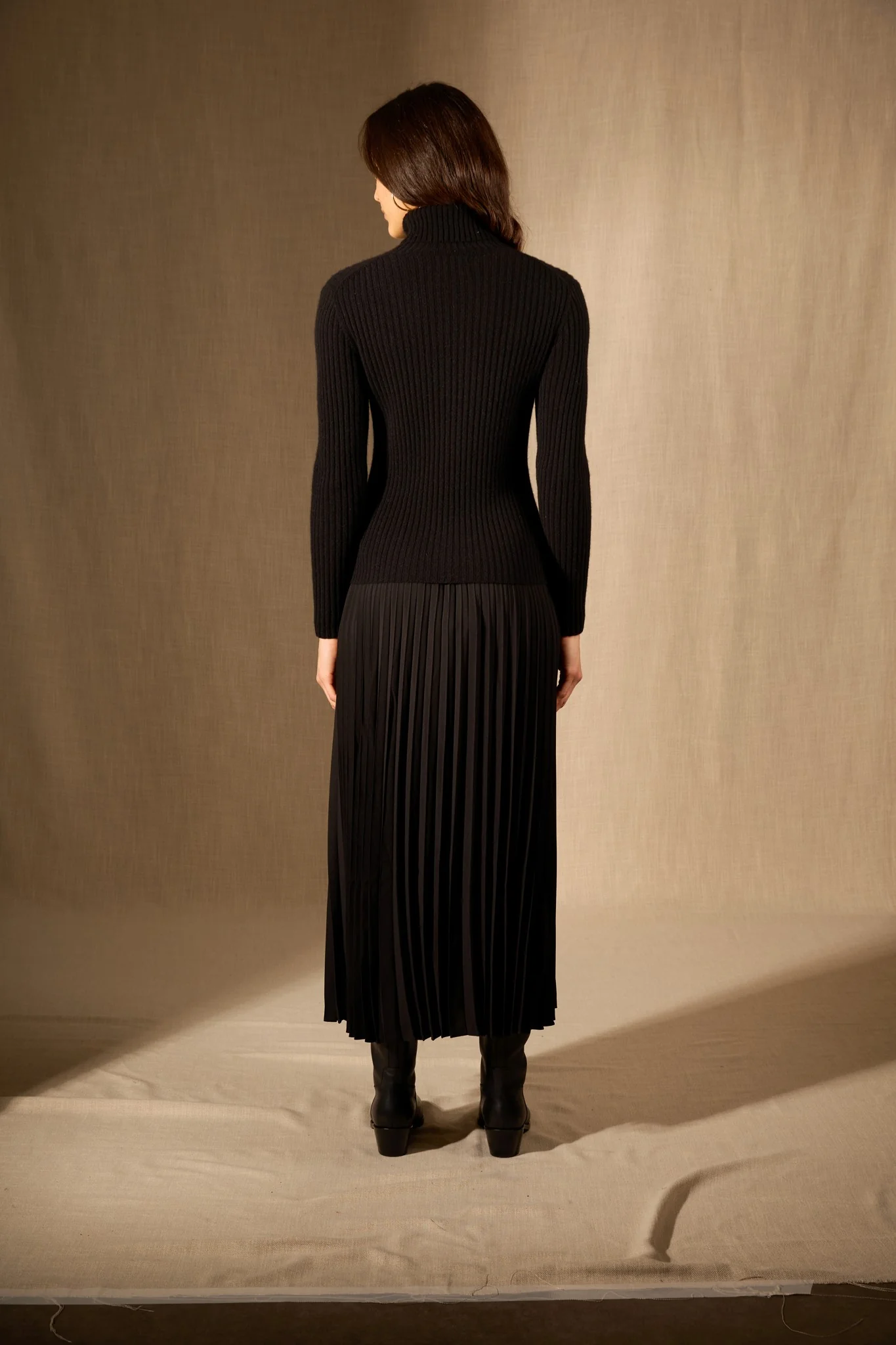 LIORA pull col roulé noir 100% cachemire – Image 4