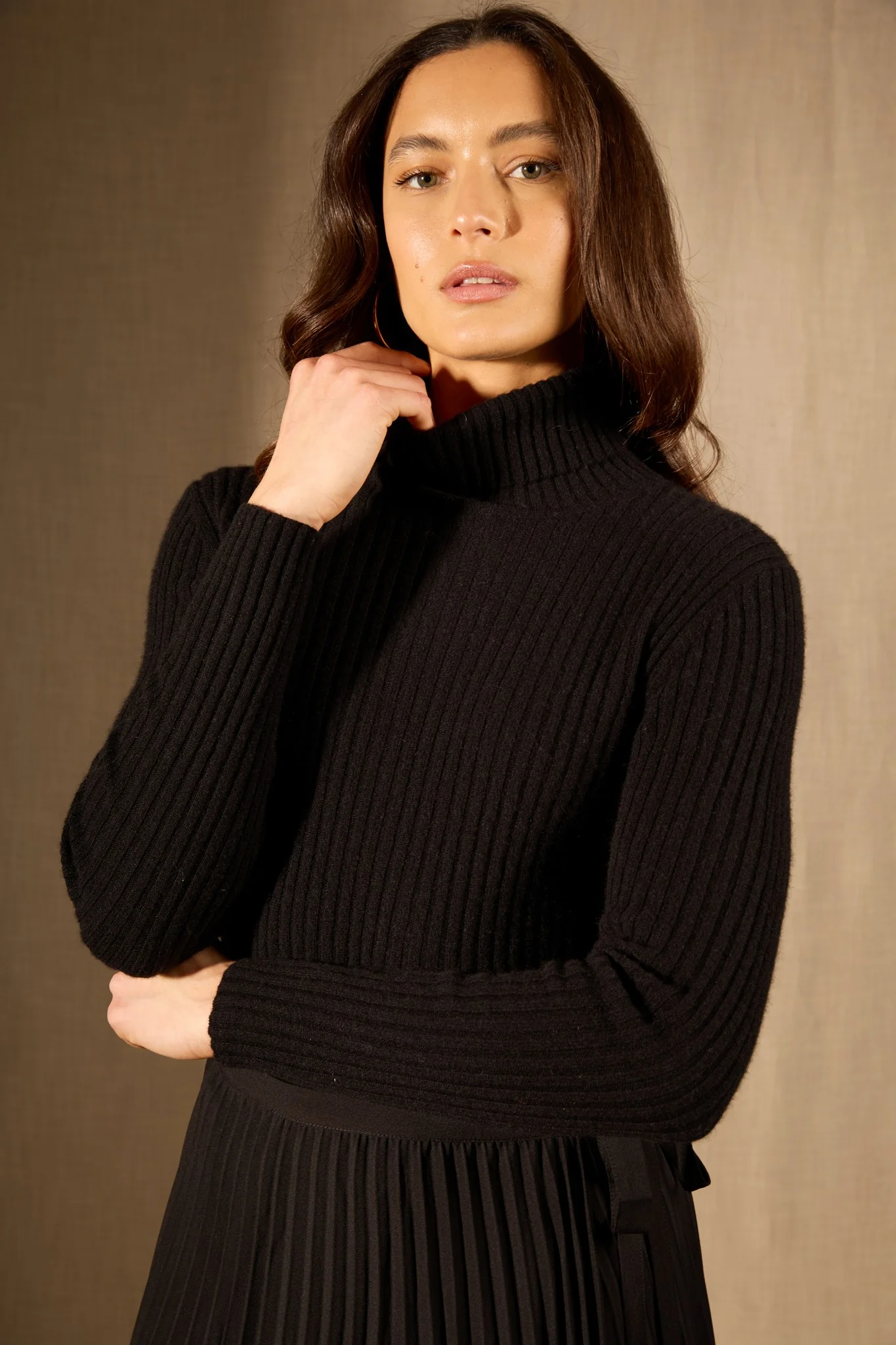 LIORA pull col roulé noir 100% cachemire – Image 6