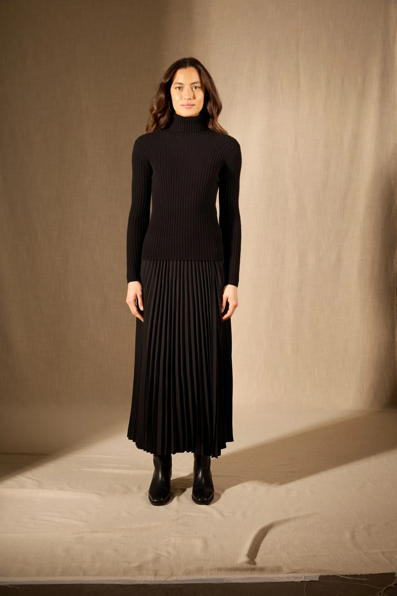 LIORA pull col roulé noir 100% cachemire – Image 7