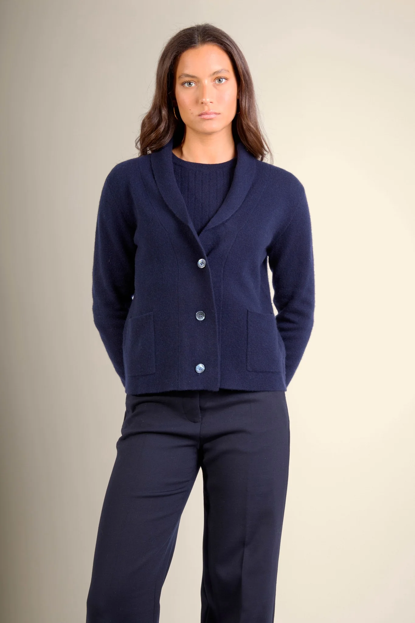 LUMIVIEL veste boutonnée col châle navy 100% cachemire – Image 5