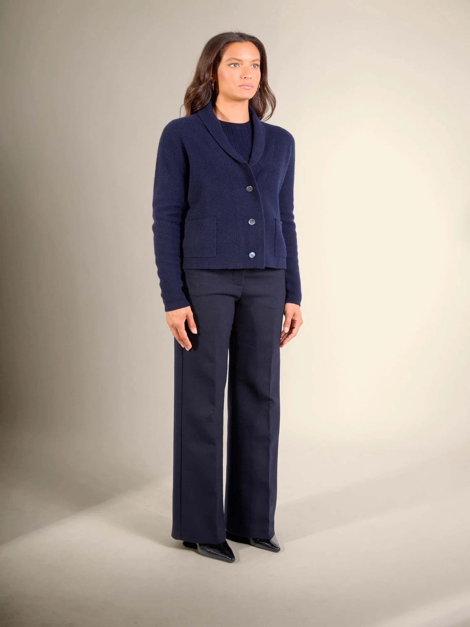 LUMIVIEL veste boutonnée col châle navy 100% cachemire – Image 6