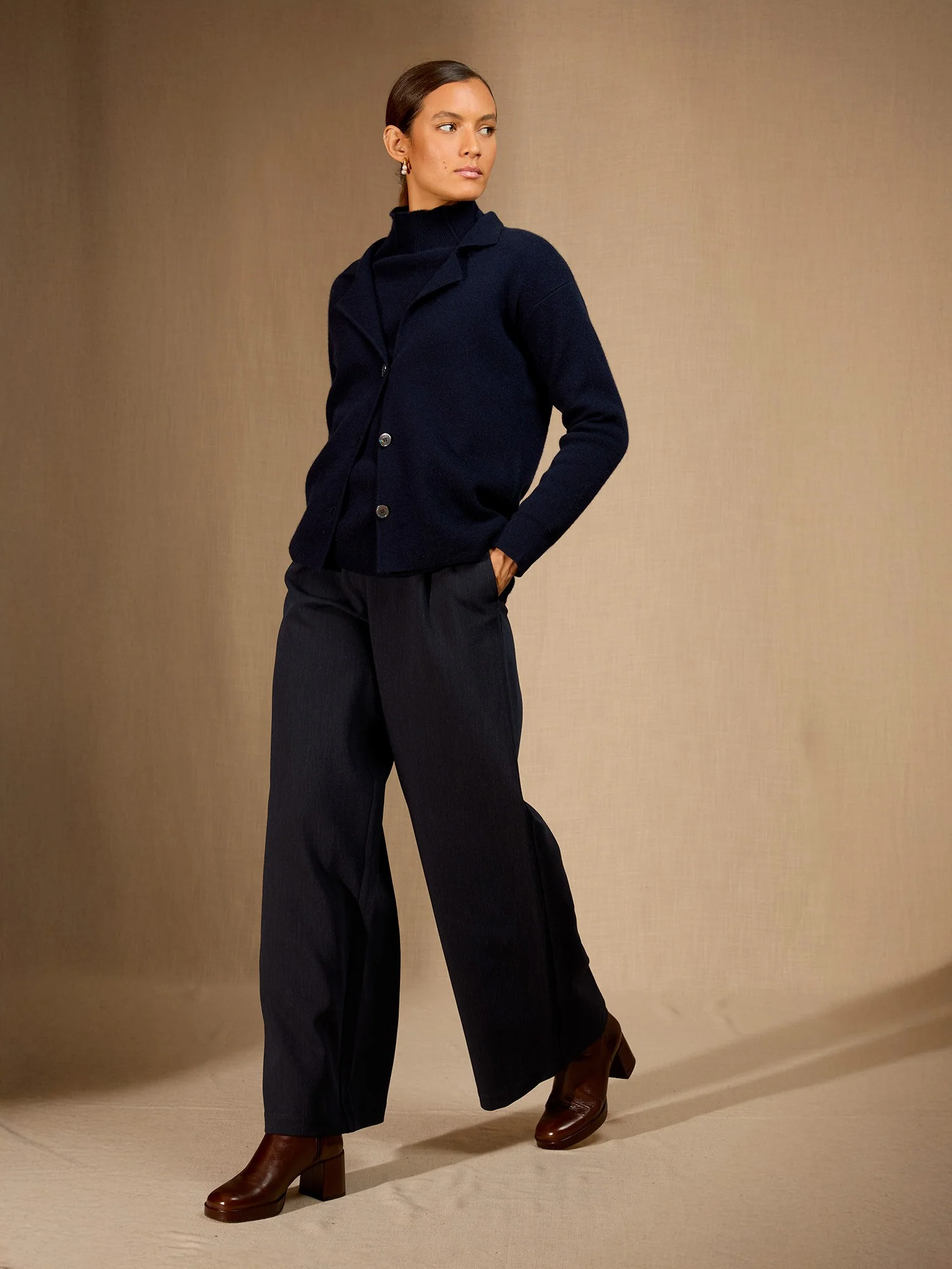 NESSA veste boutonnée col tailleur navy 100% cachemire