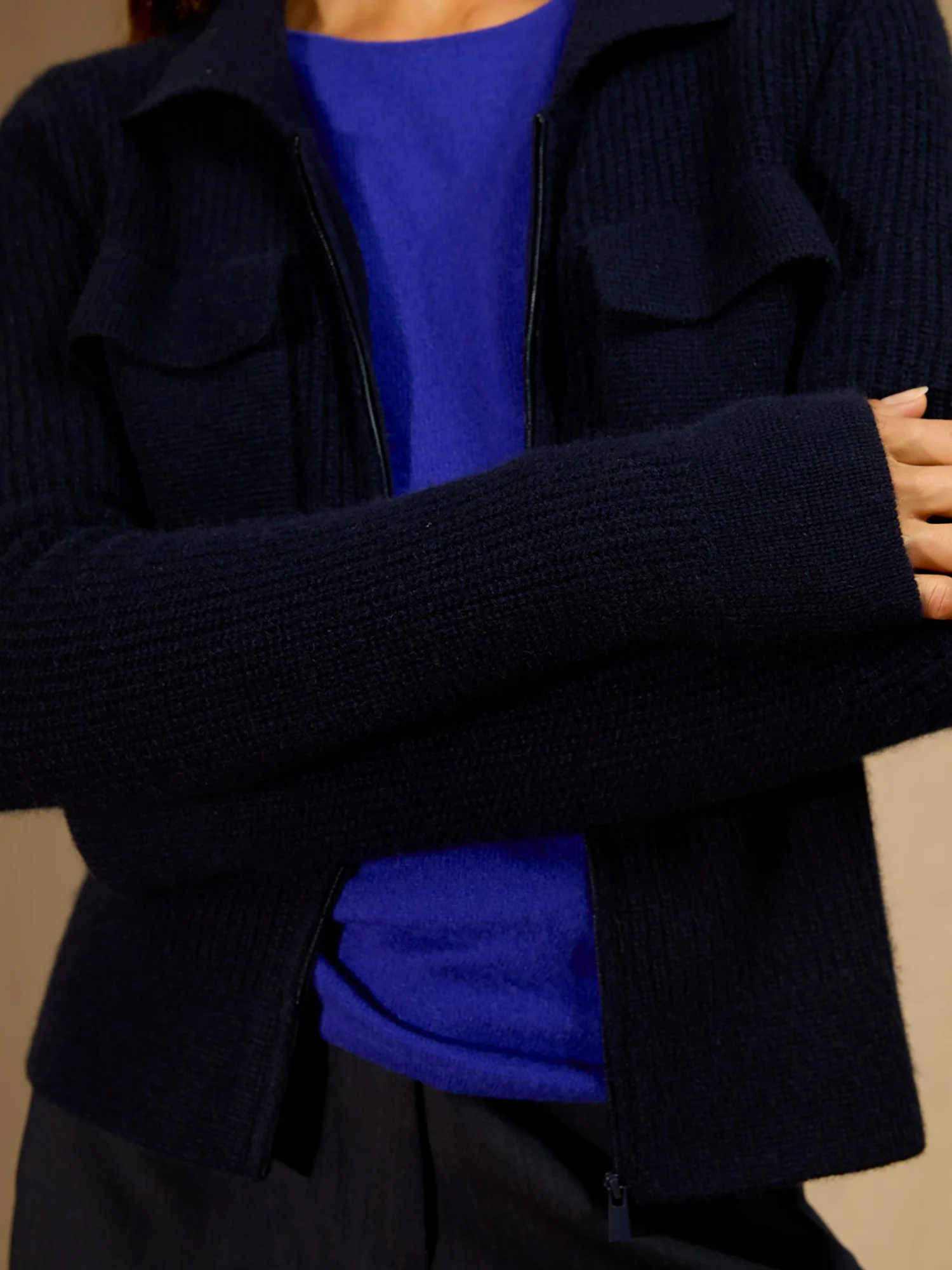 SARA veste courte zippée col chemise 4 fils navy 100% cachemire – Image 5