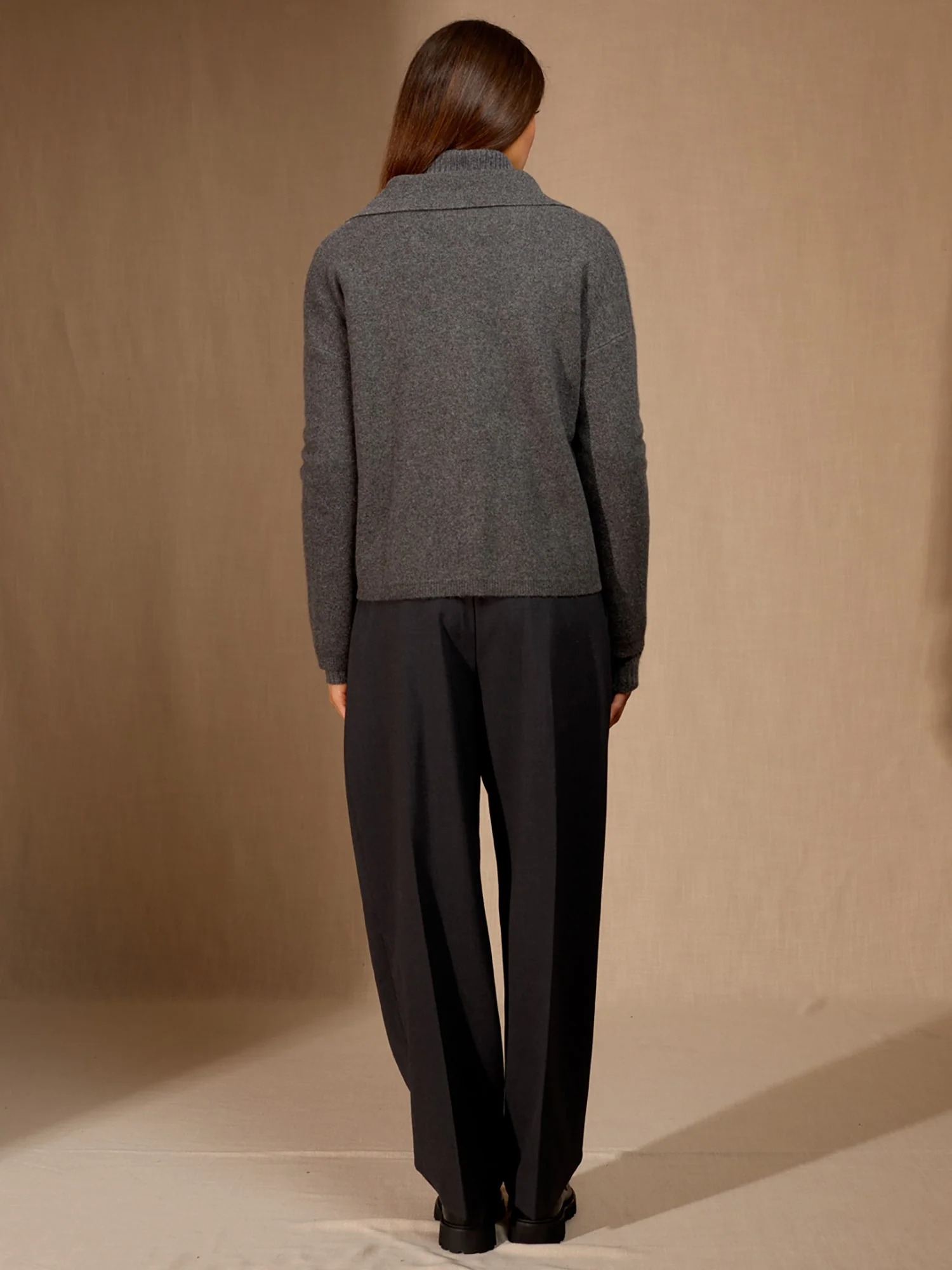 SOLIVRA veste boutonnée col chemise anthracite chiné 100% cachemire – Image 4