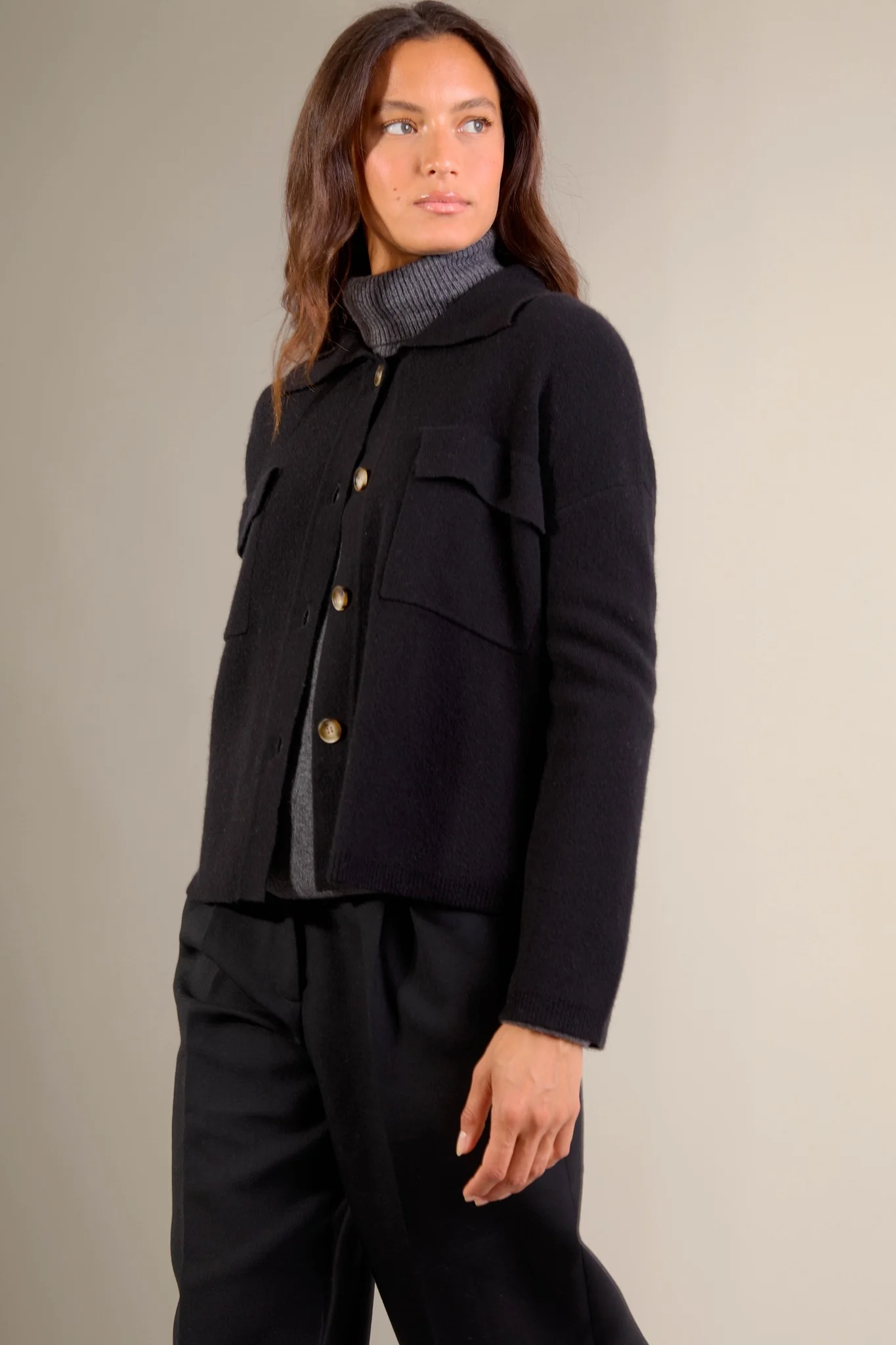 SOLIVRA veste boutonnée col chemise noir 100% cachemire – Image 2