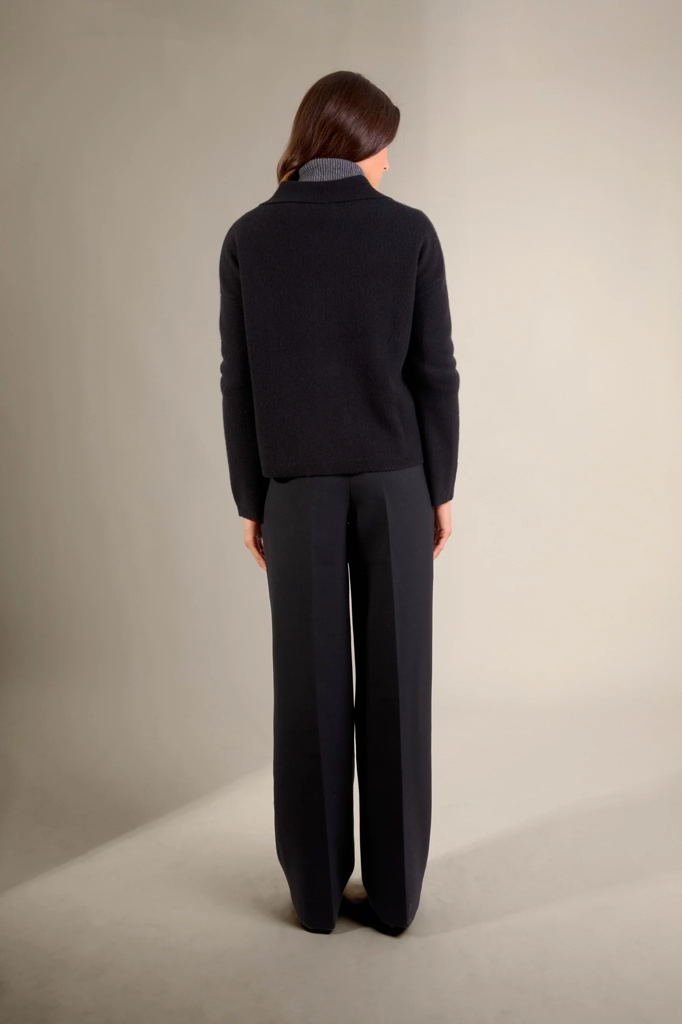 SOLIVRA veste boutonnée col chemise noir 100% cachemire – Image 4