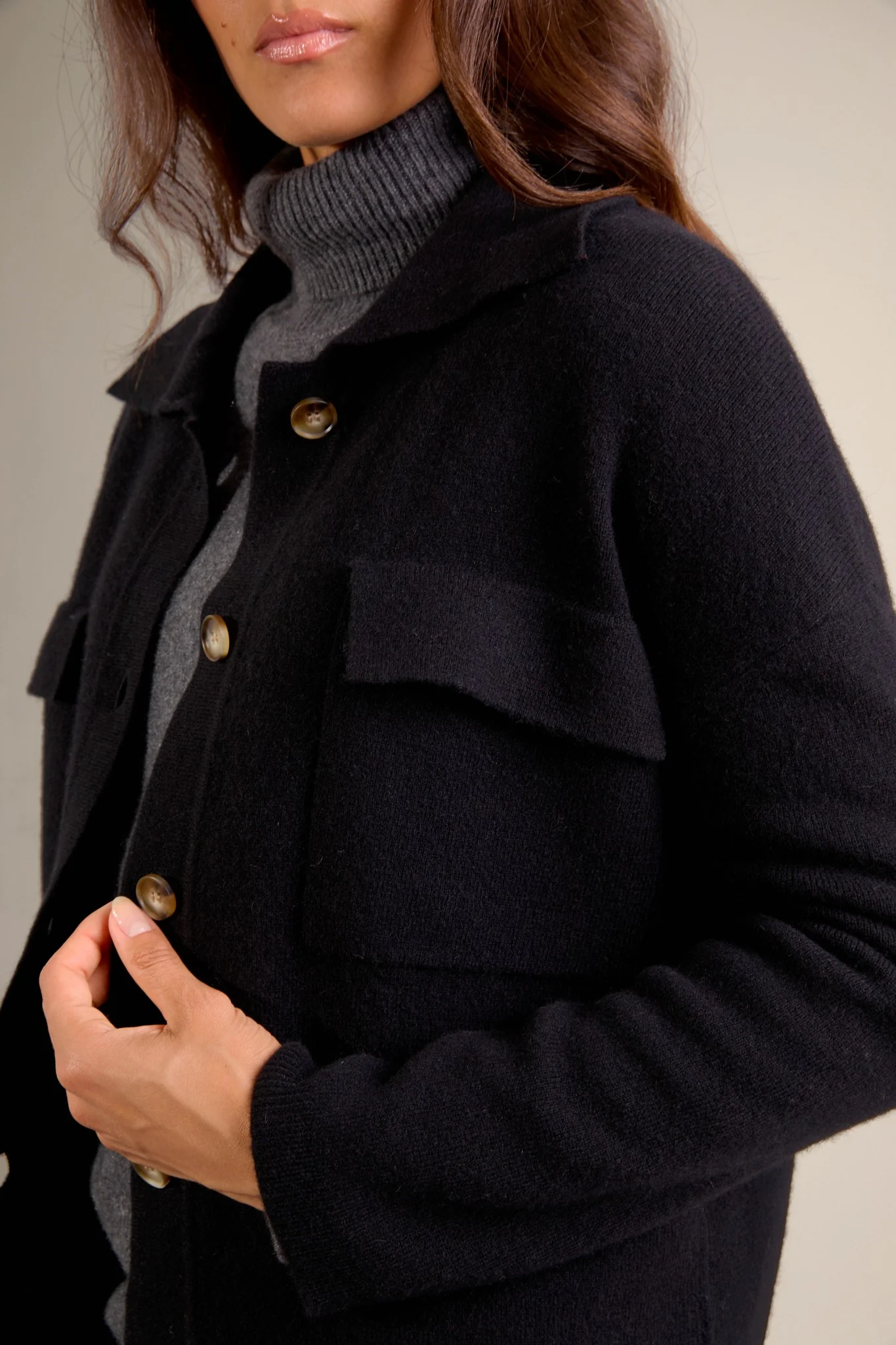 SOLIVRA veste boutonnée col chemise noir 100% cachemire – Image 5