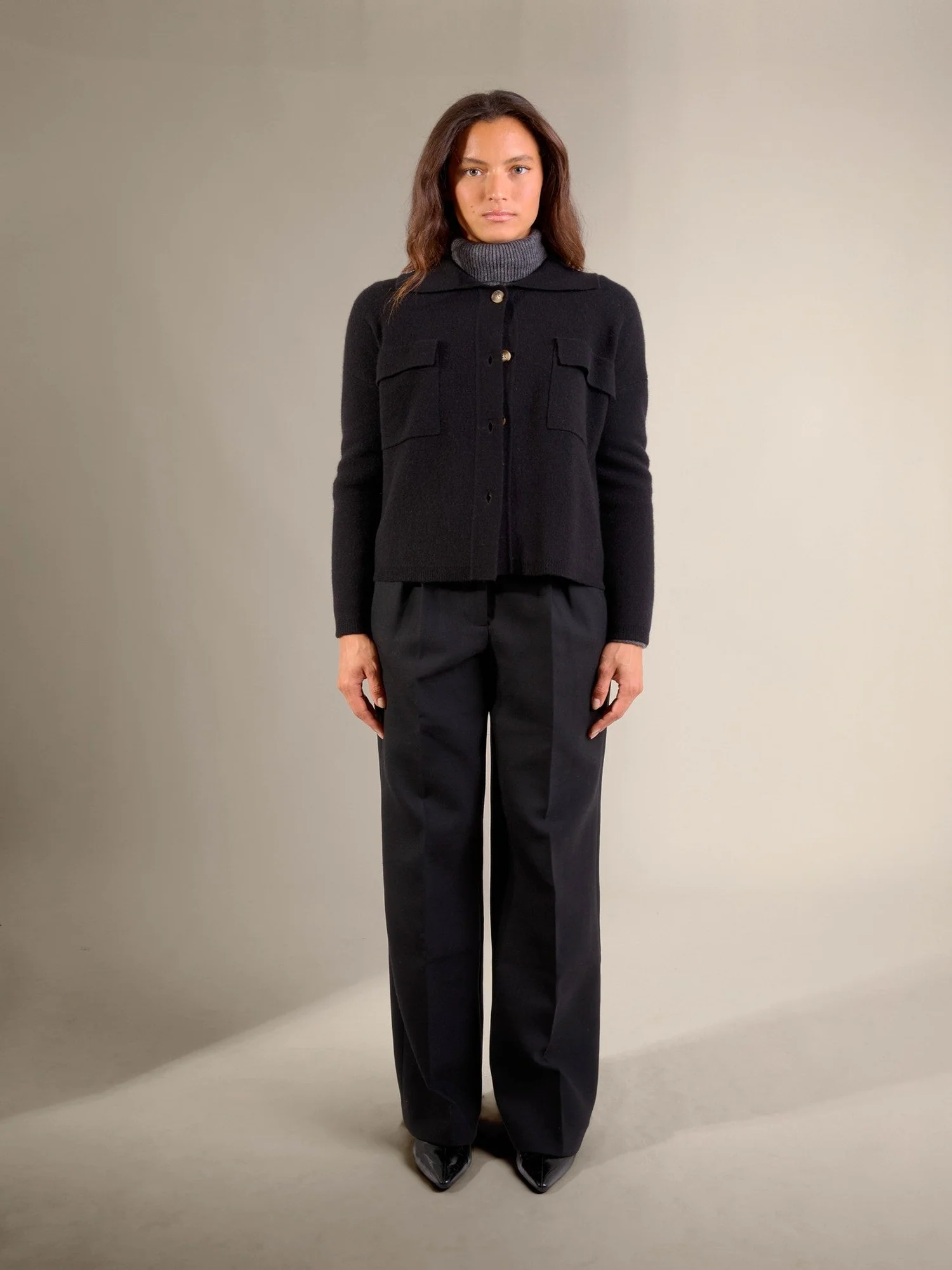 SOLIVRA veste boutonnée col chemise noir 100% cachemire – Image 6