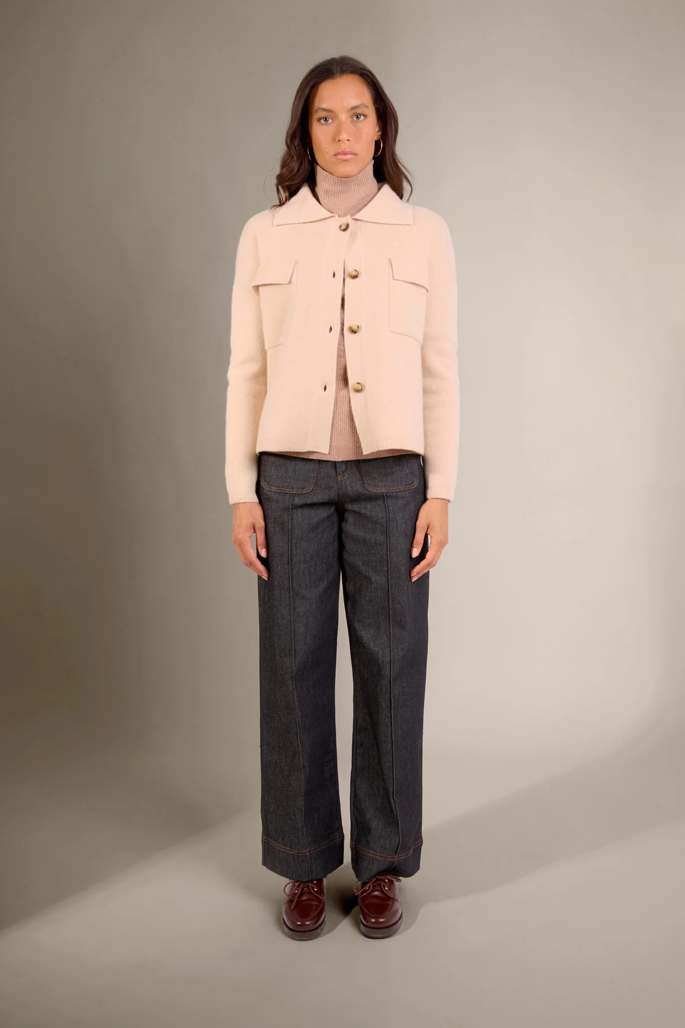 SOLIVRA veste boutonnée col chemise sable 100% cachemire – Image 2