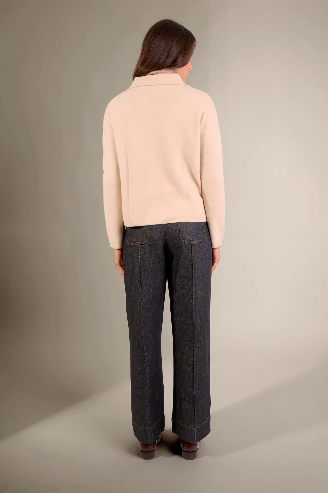 SOLIVRA veste boutonnée col chemise sable 100% cachemire – Image 4