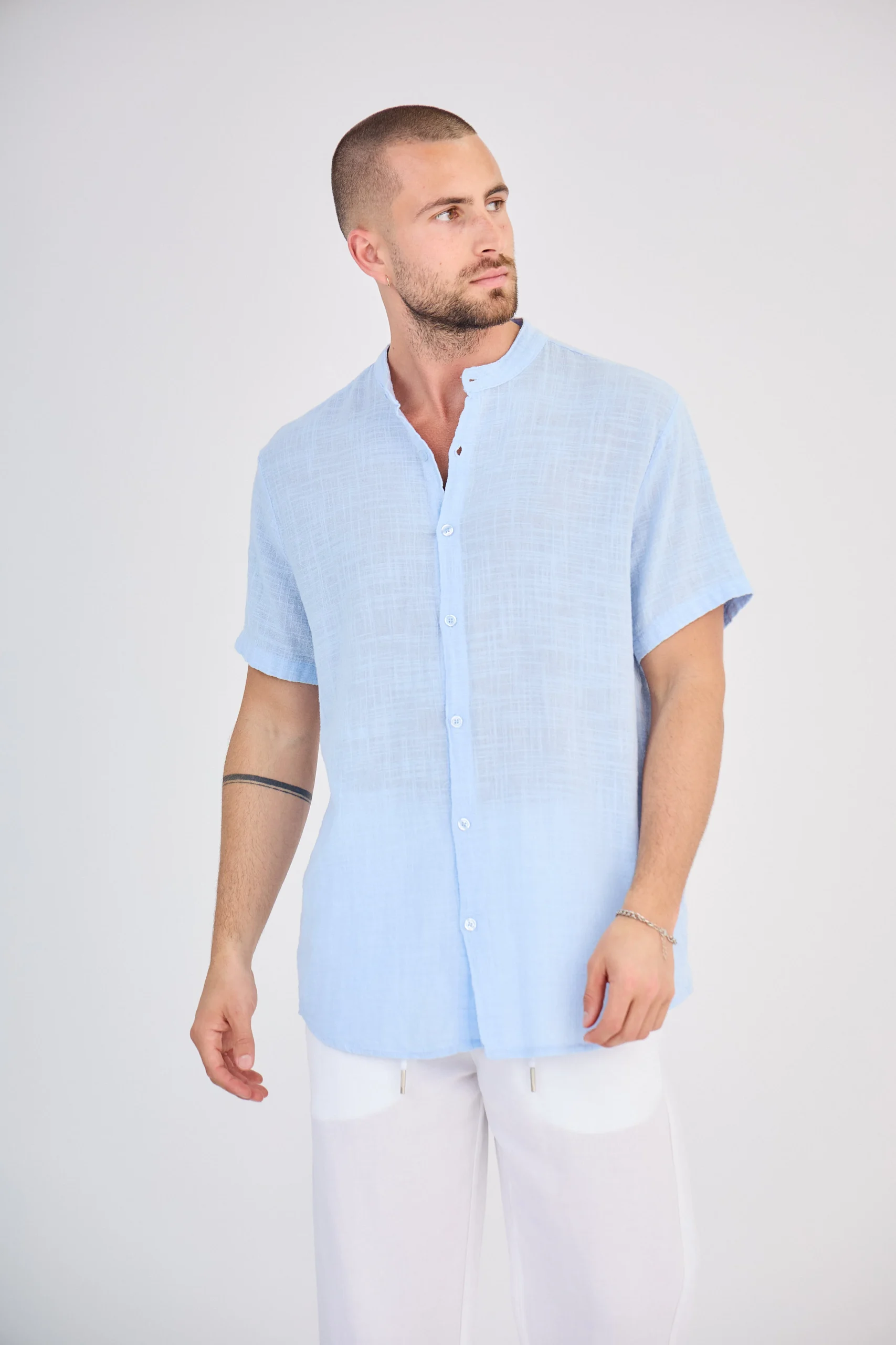 Chemise en Lin Manches Courtes Bleu Ciel – Image 3