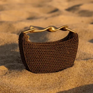 Sac Alma – Mini demi-lune tressée & anse dorée sculpturale